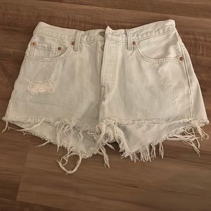 Levi’s lightwash denim short